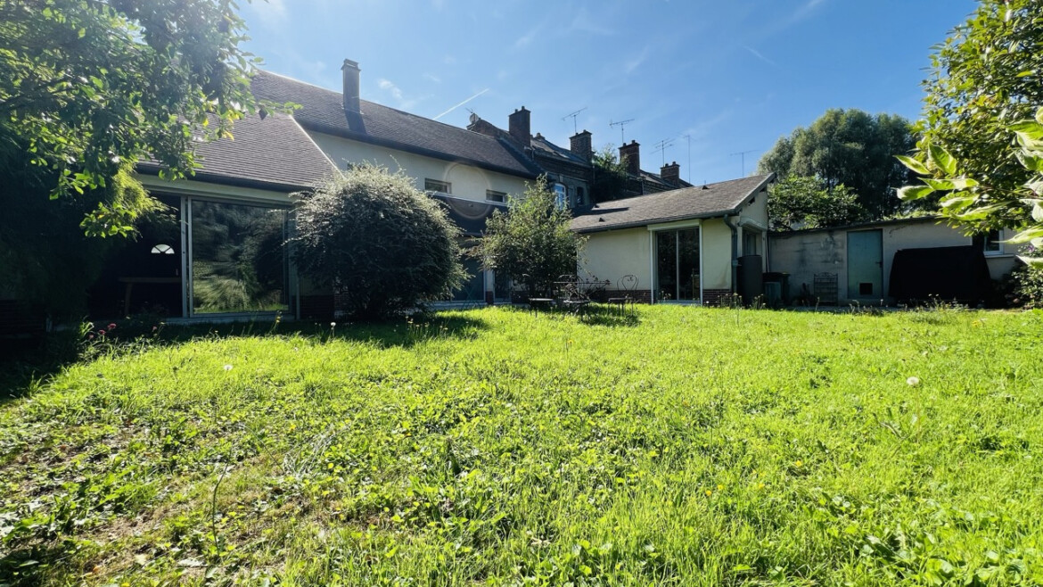 PROCHE CENTRE VILLE – MAISON D’ENVIRON 235M2 AVEC JARDIN ET GARAGE