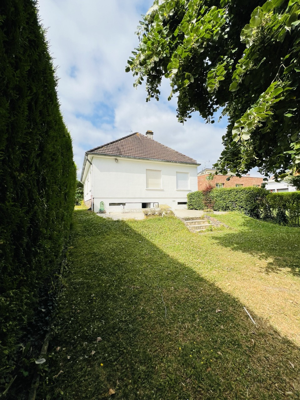 AMIENS SUD EST – PAVILLON INDIVIDUEL D’ENVIRON 140M2 AVEC JARDIN ET SOUS SOL COMPLET