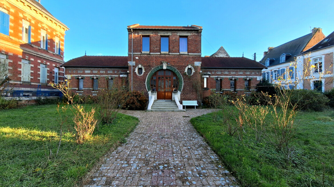 EN PLEIN COEUR DU CENTRE VILLE – MAISON DE CHARME D’ENVIRON 180M2 AVEC JARDIN ET SOUS SOL COMPLET