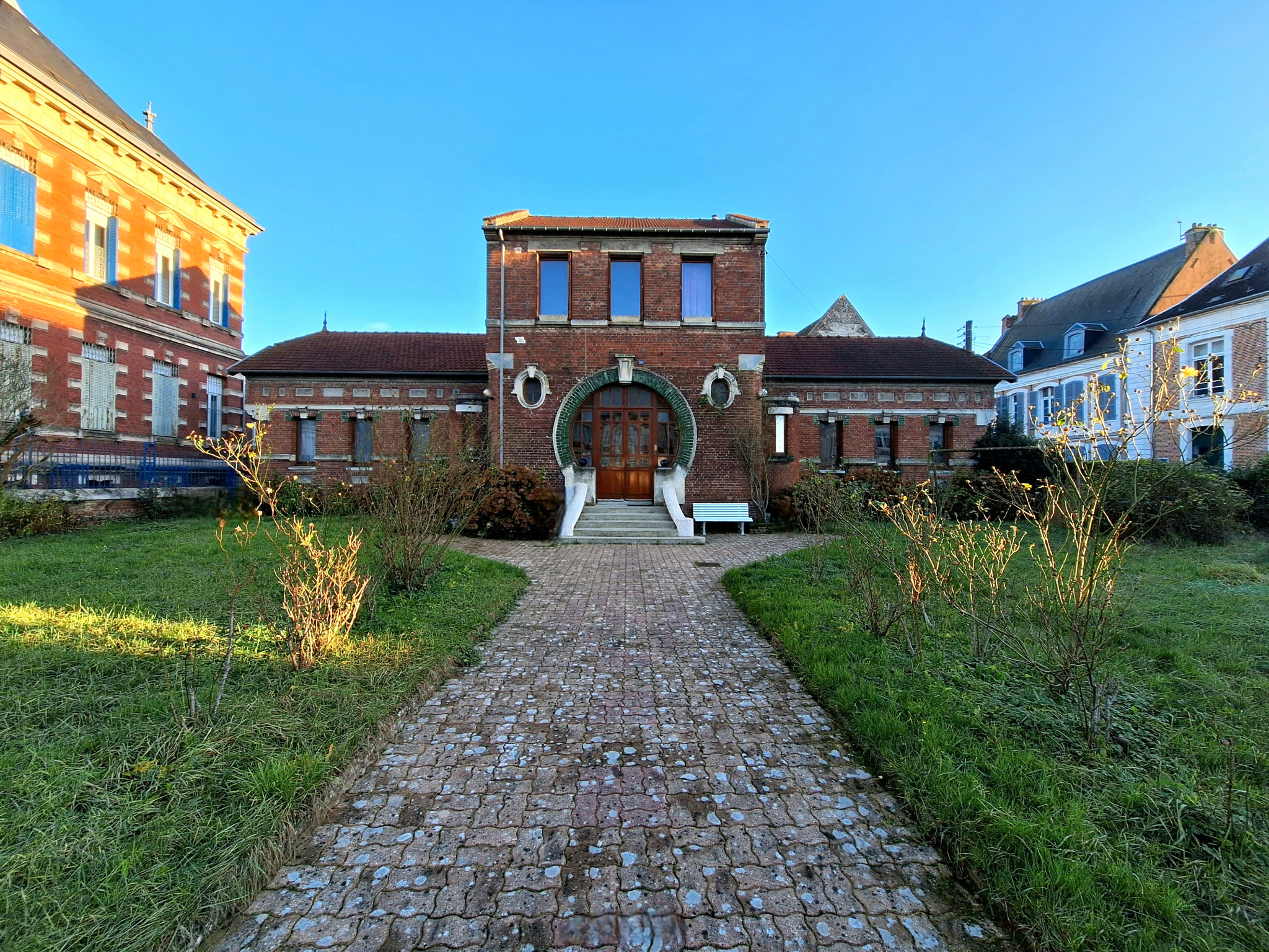EN PLEIN COEUR DU CENTRE VILLE – MAISON DE CHARME D’ENVIRON 180M2 AVEC JARDIN ET SOUS SOL COMPLET
