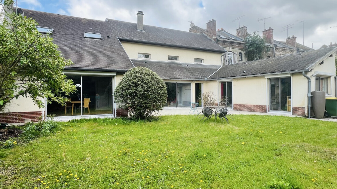 PROCHE CENTRE VILLE – MAISON D’ENVIRON 230M2 AVEC JARDIN ET GARAGE