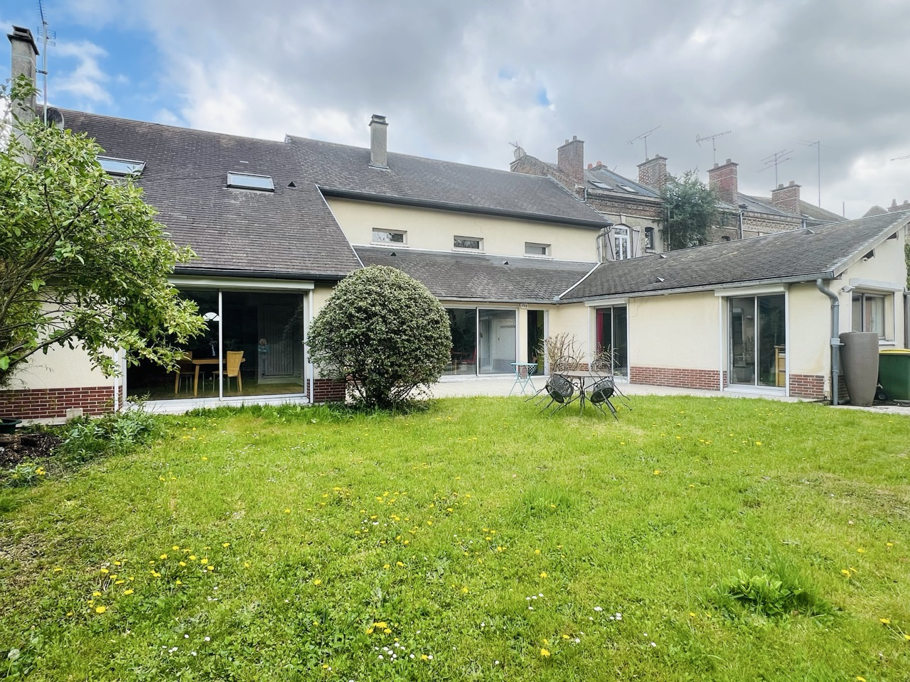 PROCHE CENTRE VILLE – MAISON D’ENVIRON 230M2 AVEC JARDIN ET GARAGE